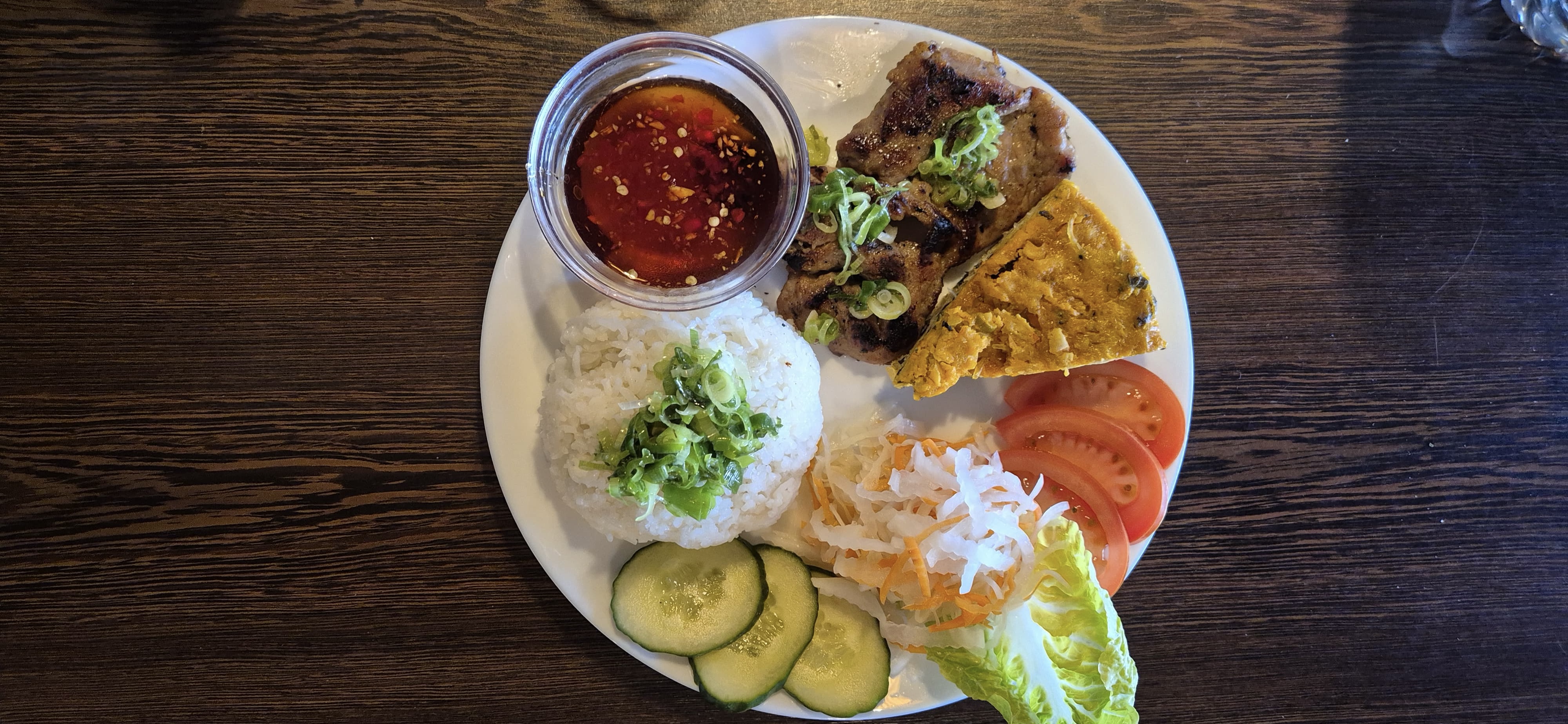 Bánh Xèo – goldener knuspriger vietnamesischer Pfannkuchen, aufgeklappt und gefüllt mit Garnelen, Pilzen und Bohnensprossen