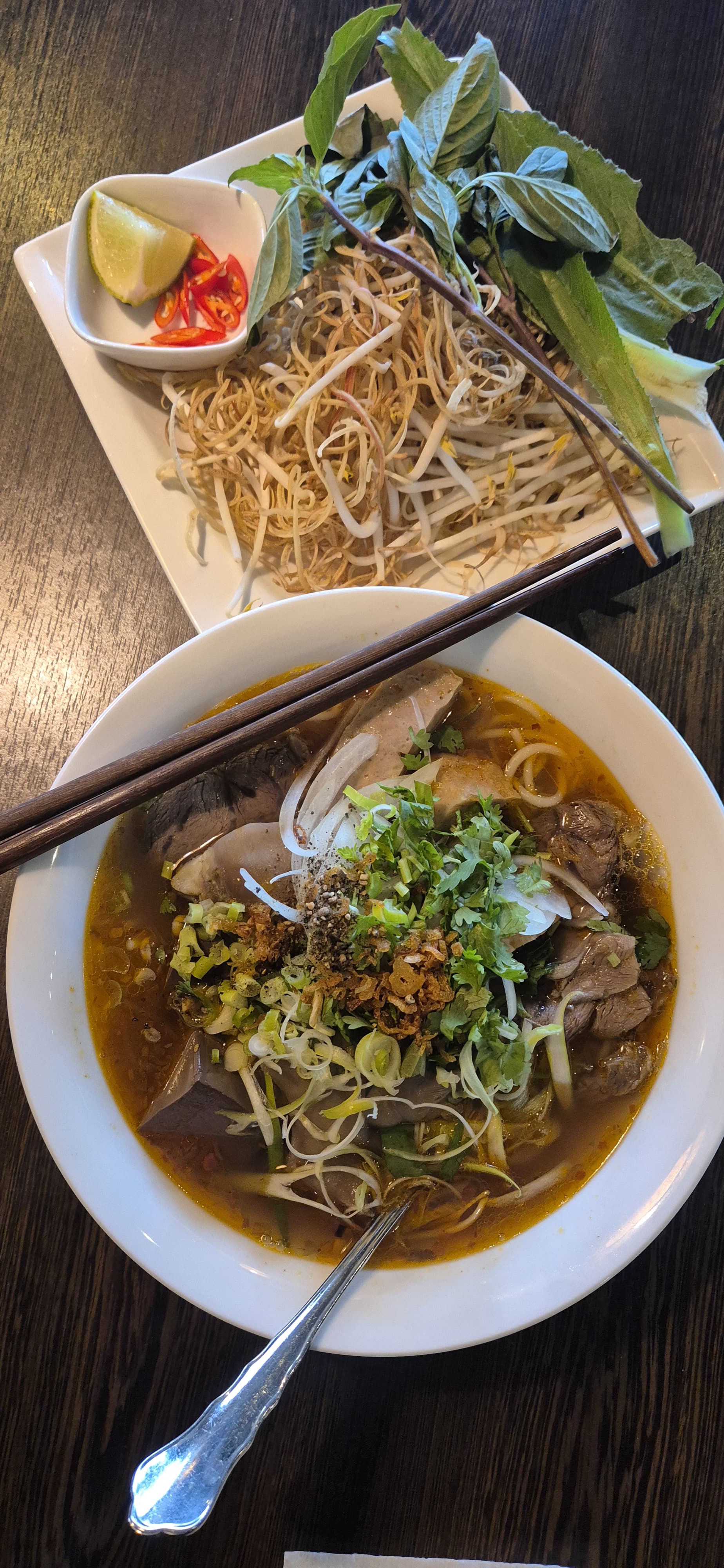Bún Bò Huế – feurige rote Suppe aus Huế mit dünnen Reisnudeln, Rindfleisch, Zitronengras und frischen Kräutern