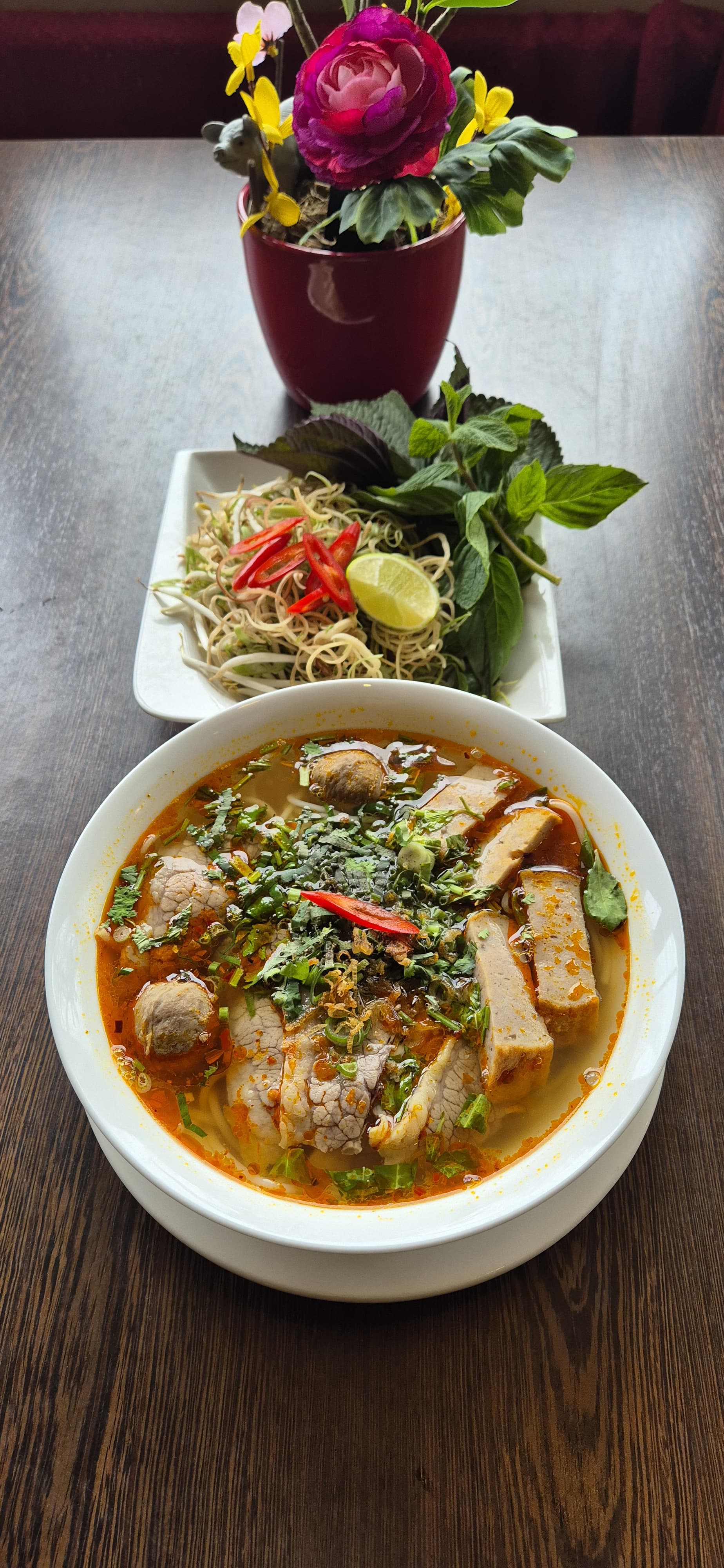 S1B. Phở Bò Đặc Biệt – Reisbandnudelsuppe mit Rindfleisch, Rinderhesse und Rindfleischbällchen